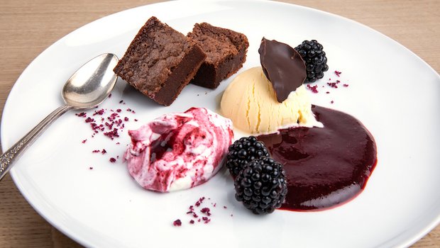 «SRF bi de Lüt Landfrauenküche»: Das Dessert von Maya Baer Schokoladentorf mit Brombeeren und Vanilleglace. (Bild Ueli Christoffel/SRF)