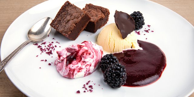 Schokoladentorf mit Brombeeren und Vanilleglace. (Bild Ueli Christoffel/SRF)