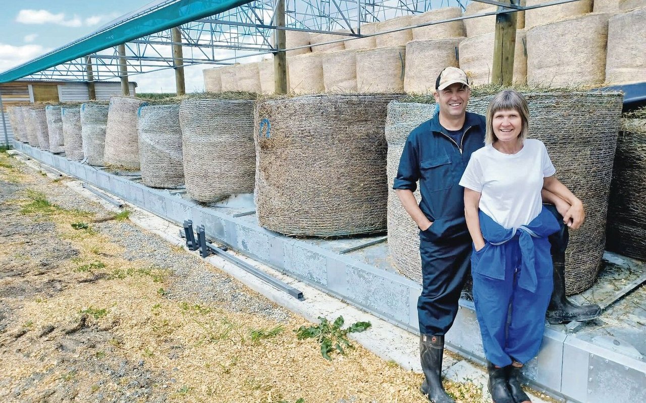 Für die Heutrocknung importierten Adrian und Isabelle Frei eine Anlage aus Deutschland. So können ihre 320 Holstein-Friesan-Kühe auch im Winter hofeigenes Biofutter fressen. 