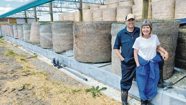 Für die Heutrocknung Für die Heutrocknung importierten Adrian und Isabelle Frei eine Anlage aus Deutschland. So können ihre 320 Holstein-Friesan-Kühe auch im Winter hofeigenes Biofutter fressen.