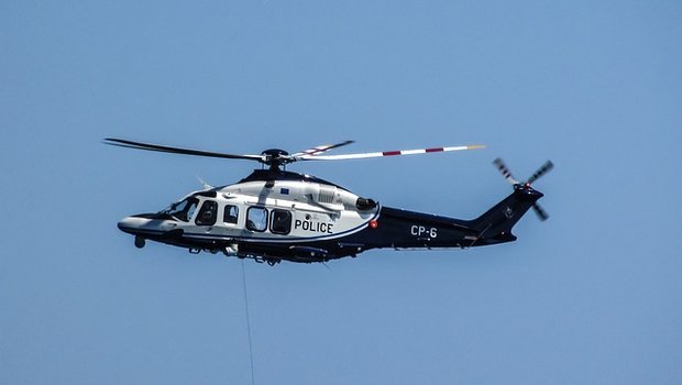 Die Gendarmerie spürt im Hubschrauber mit Wärmebildkameras Wildschweine auf. (Bild Pixabay)