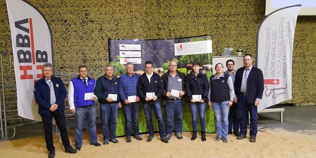 Auszeichnung Herdebook-Award für Stiere mit dem Mutterkuh-Präsidenten Mathias Gerber (rechts) und dem Geschäftsführer Urs Vogt (links).