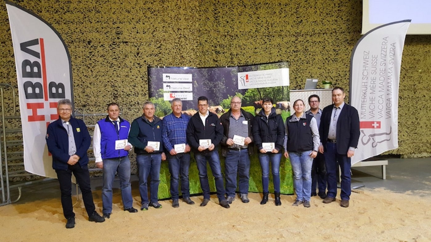 Auszeichnung Herdebook-Award für Stiere mit dem Mutterkuh-Präsidenten Mathias Gerber (rechts) und dem Geschäftsführer Urs Vogt (links).