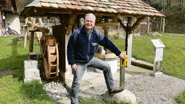Jürg Wartmann zeigt, Jürg Wartmann zeigt, wie Besucher mit einem Knopfdruck seine während zwei Jahren von ihm entworfene und gebaute Hanfreibe in Betrieb setzen können.