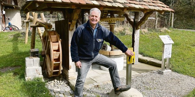 Jürg Wartmann zeigt, wie Besucher mit einem Knopfdruck seine während zwei Jahren von ihm entworfene und gebaute Hanfreibe in Betrieb setzen können.                     