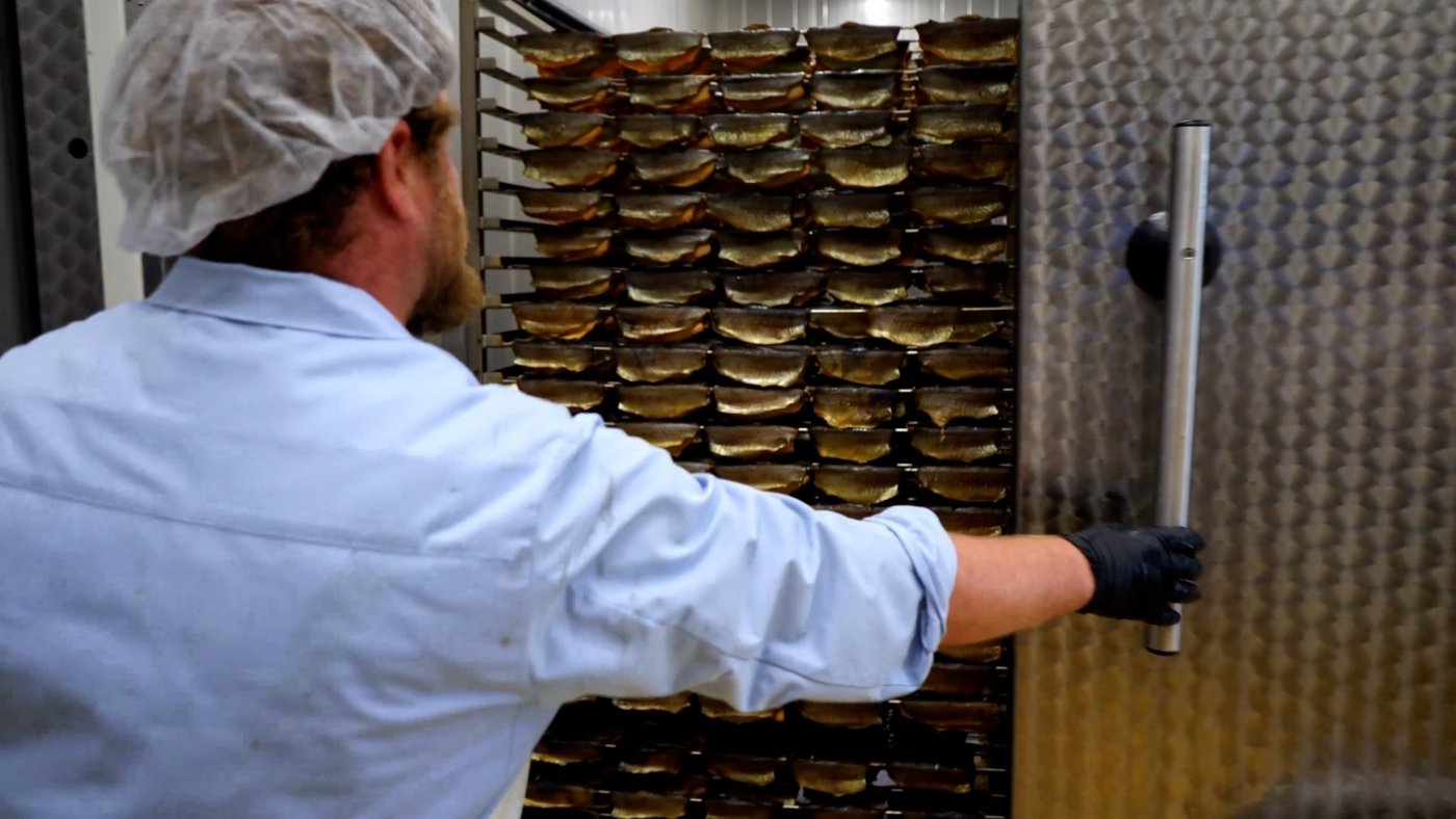 Die Hälfte des Umsatzes wird mit geräucherten Fischen erzielt.. 