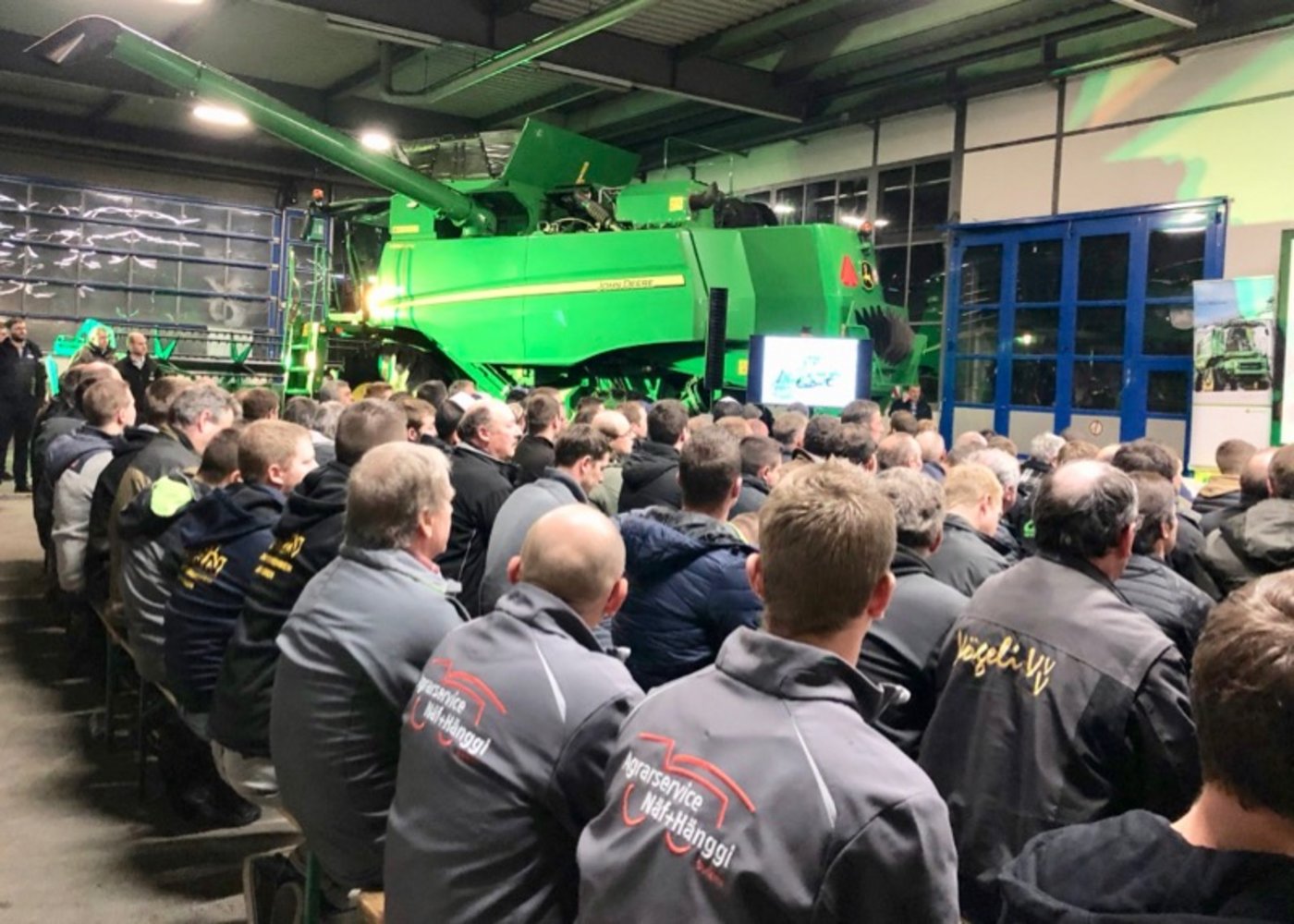 Lohnunternehmer aus der ganzen Schweiz hörten gespannt Klaus Semmler zu. (Bild jba)