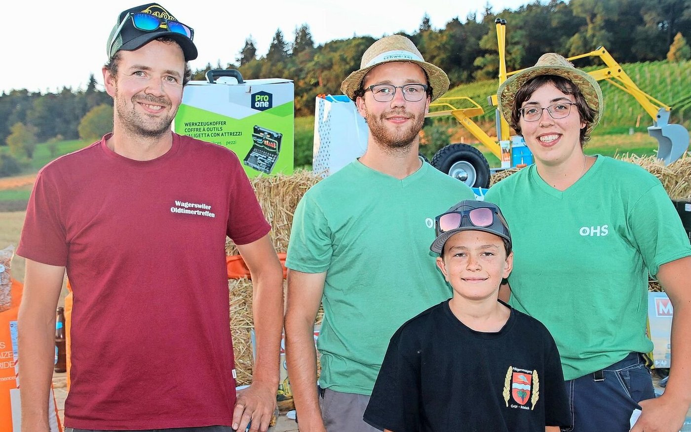 Beim Plauschpflügen siegte Stefan Spöhl (M.) vor Christian Spöhl (l.) und Anna Geperli (r.). Der Jüngste (u.) im Feld: Patrick Frieden (4. Platz).