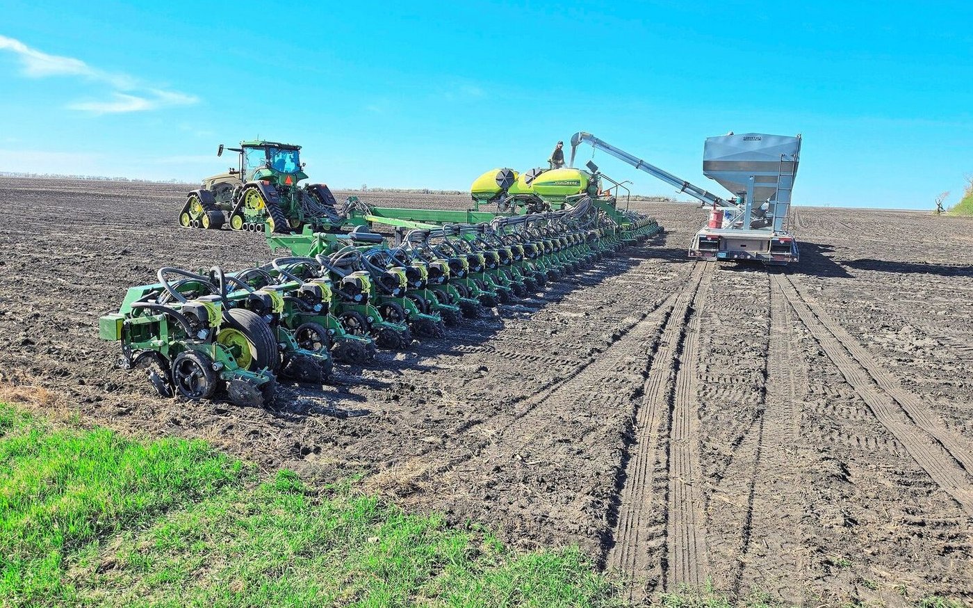 Die hochmoderne Einzelkornsämaschine ist auf dem neuesten Stand der Technik und über 36 Meter breit. Hier wird sie gerade befüllt.