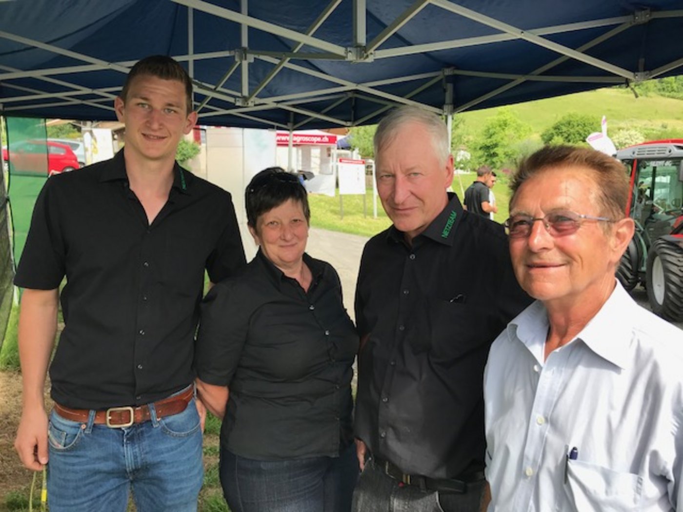 Guter Rahmen für Kundengespräche: Ernst Schürch aus Grosshöchstetten (r.) am Stand von Netzteam Meyer Zwimpfer mit Michael, Yvonne und Fredy Zwimpfer. (Bild akr): 