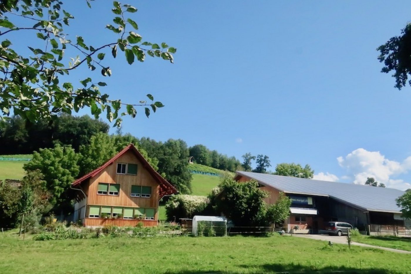 Biohof Margel in Knonau ZH. Das Wohnhaus wurde neu gebaut. Es wurde zum grössten Teil Holz aus dem eigenen Wald verbaut.