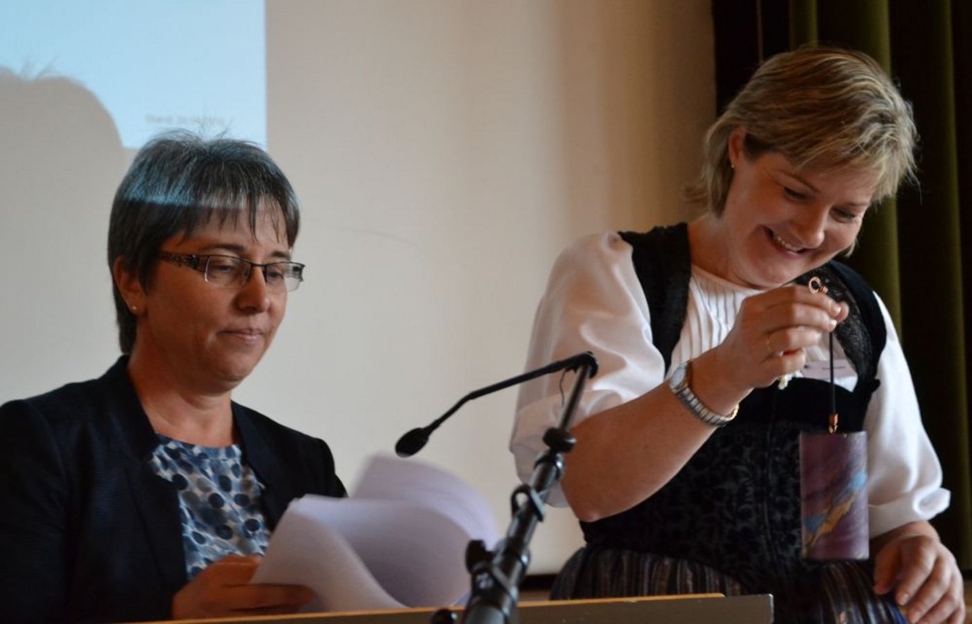 Zita Thoma vom Inforama Berner Oberland bedankte sich bei der abtretenden Präsidentin Eva Schäfer mit einem Klangspiel für die angenehme Zusammenarbeit. «Sie war durch wohlklingende Töne geprägt», sagte Thoma. (Bild Alois Heinzer)