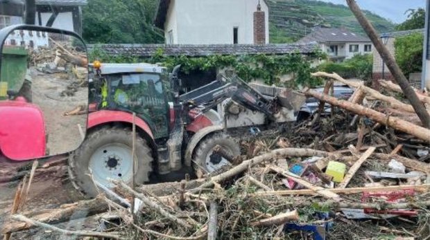 Zur Unterstützung der Bevölkerung in den betroffenen Gebieten fahren Bauern mit schwerem Gerät, Traktoren und Güllefässern auf. (Bild Landvolk Göttingen)