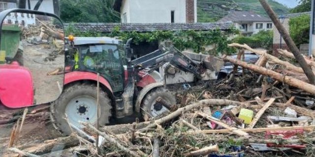 Zur Unterstützung der Bevölkerung in den betroffenen Gebieten fahren Bauern mit schwerem Gerät, Traktoren und Güllefässern auf. (Bild Landvolk Göttingen)