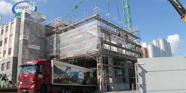 Bauarbeiten für das neue Verpackungsmateriallager der Züger Frischkäse AG, hier im August 2015. (Bild Züger Frischkäse AG) 