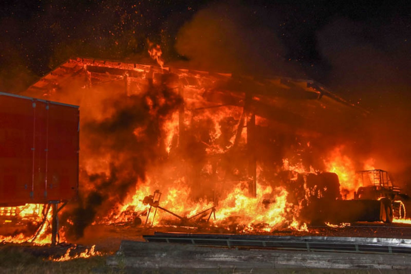 Beim Brand in Oberried SG wurde die Scheune komplett zerstört. Der Sachschaden konnte noch nicht beziffert werden - glücklicherweise wurden aber weder Menschen noch Tiere verletzt. (Bilder Kapo SG)