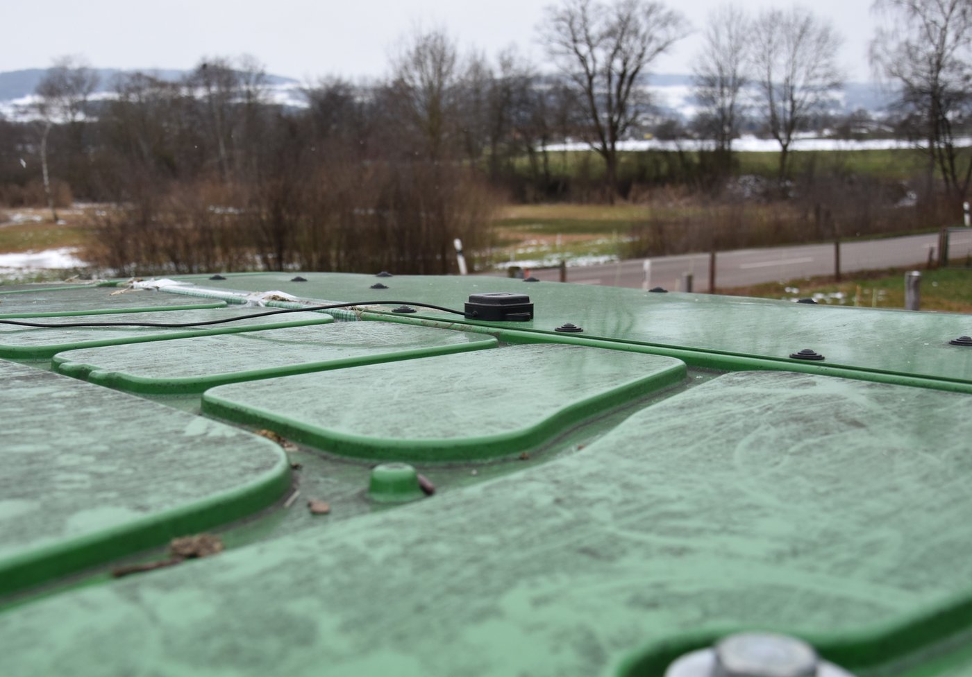 Das kleine, schwarze Kästchen ist die Antenne, mit der Pfisters System das RTK-Signal empfängt.