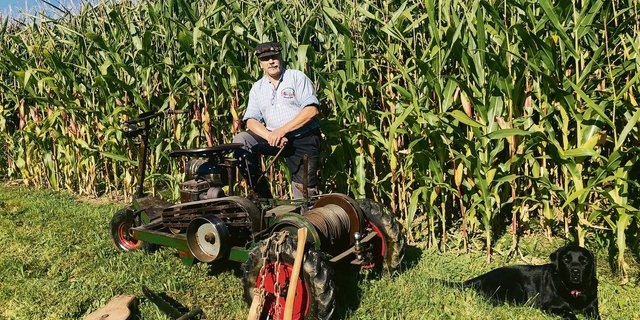 Die  selbstfahrende Motorseilwinde von Heinz Berger wurde früher zum Holzen oder Pflügen eingesetzt. (Bild Fam. Berger)