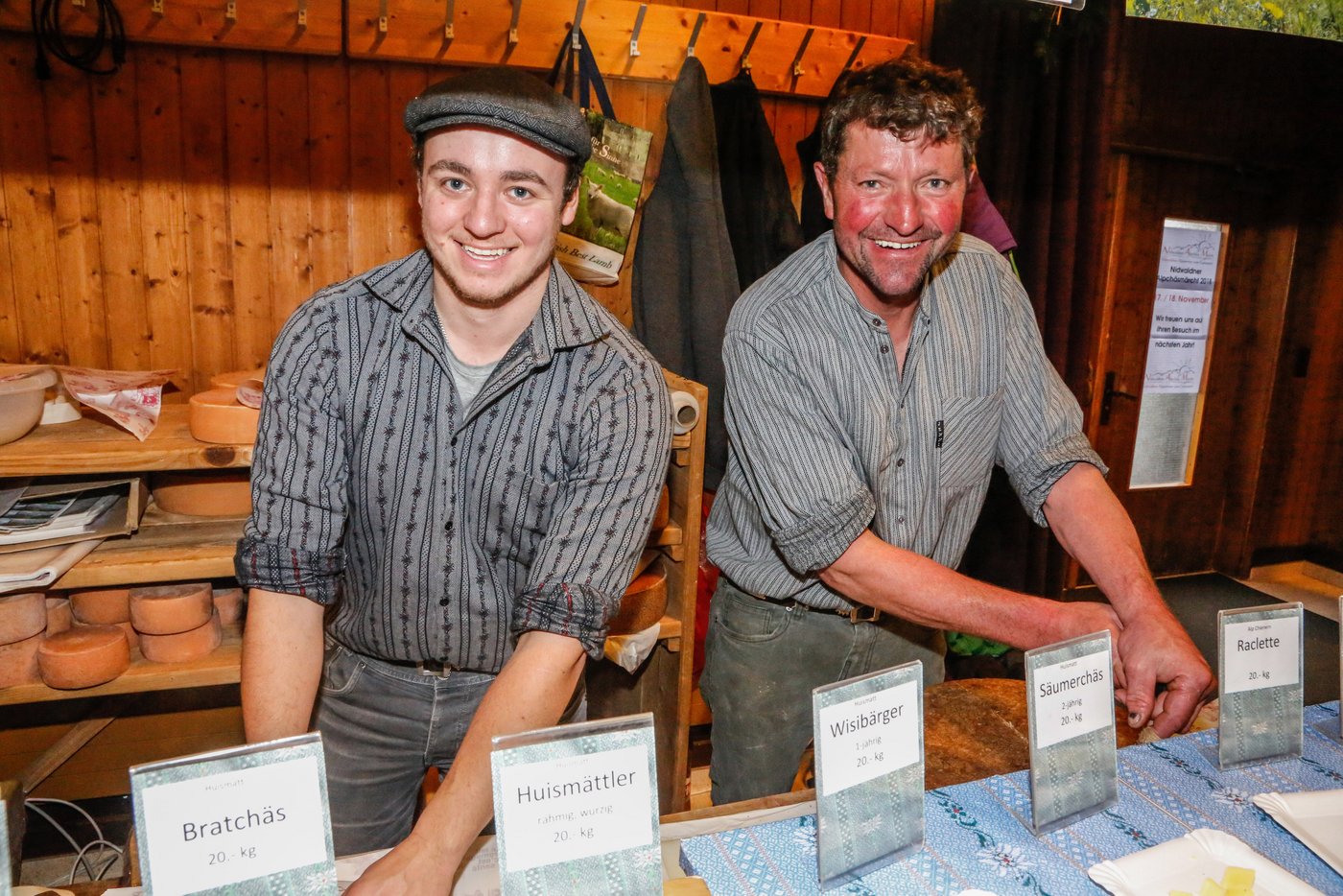 Für Simon Zumbühl, Huismatt (l.) und Andreas Gut, Chüneren, beide von Wiesenberg NW, ist das Alpchäs-Märcht-Wochenende ein wichtiger Absatzkanal. (Bild Erika Rebsamen)