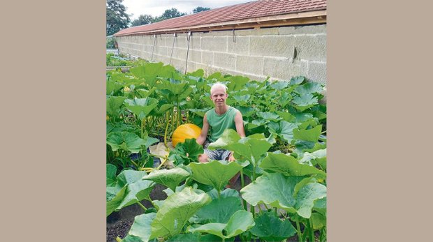David Leuthard ist in der Ausbildung zum Zierpflanzengärtner. Er kultiviert einen Atlantic-Giant-Kürbis auf dem Kompost. (Bild David Leuthard)