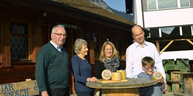 (V.l.n.r.) Oskar und Agnes Flüeler, zusammen mit Martina und Martin Flüeler und Sohn Livio, welche die Käserei heute in vierter Generation führen.  (Bild Paul Küchler)
