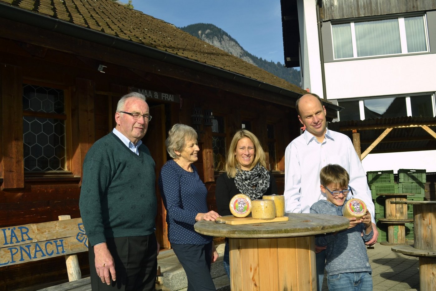 (V.l.n.r.) Oskar und Agnes Flüeler, zusammen mit Martina und Martin Flüeler und Sohn Livio, welche die Käserei heute in vierter Generation führen.  (Bild Paul Küchler)