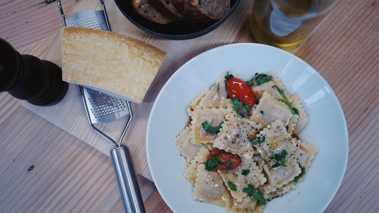 Die Fleischravioli können in der Pizzeria Vito konsumiert oder online gekauft werden. (Bild Urban Agriculture Basel)