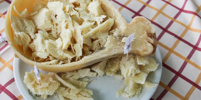 Der Käse Scamorza gehört zu jedem Buffet in Sizilien dazu. (Bild rü)