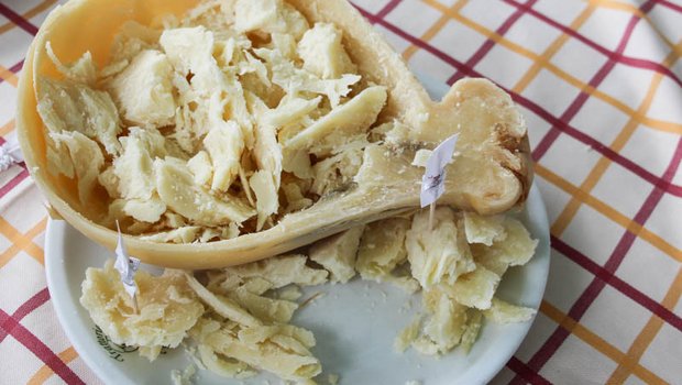 Der Käse Scamorza gehört zu jedem Buffet in Sizilien dazu. (Bild rü)