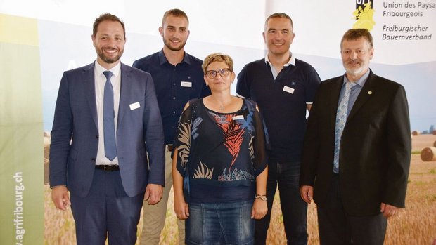 FBV-Direktor Frédéri FBV-Direktor Frédéric Ménétrey, Junglandwirtekommissionspräsident Robin Philipona, die neuen Vorstandsmitglieder Karin Liaudat und Charly Cotting sowie der FBV-Präsident Fritz Glauser (v. l. n. r.).