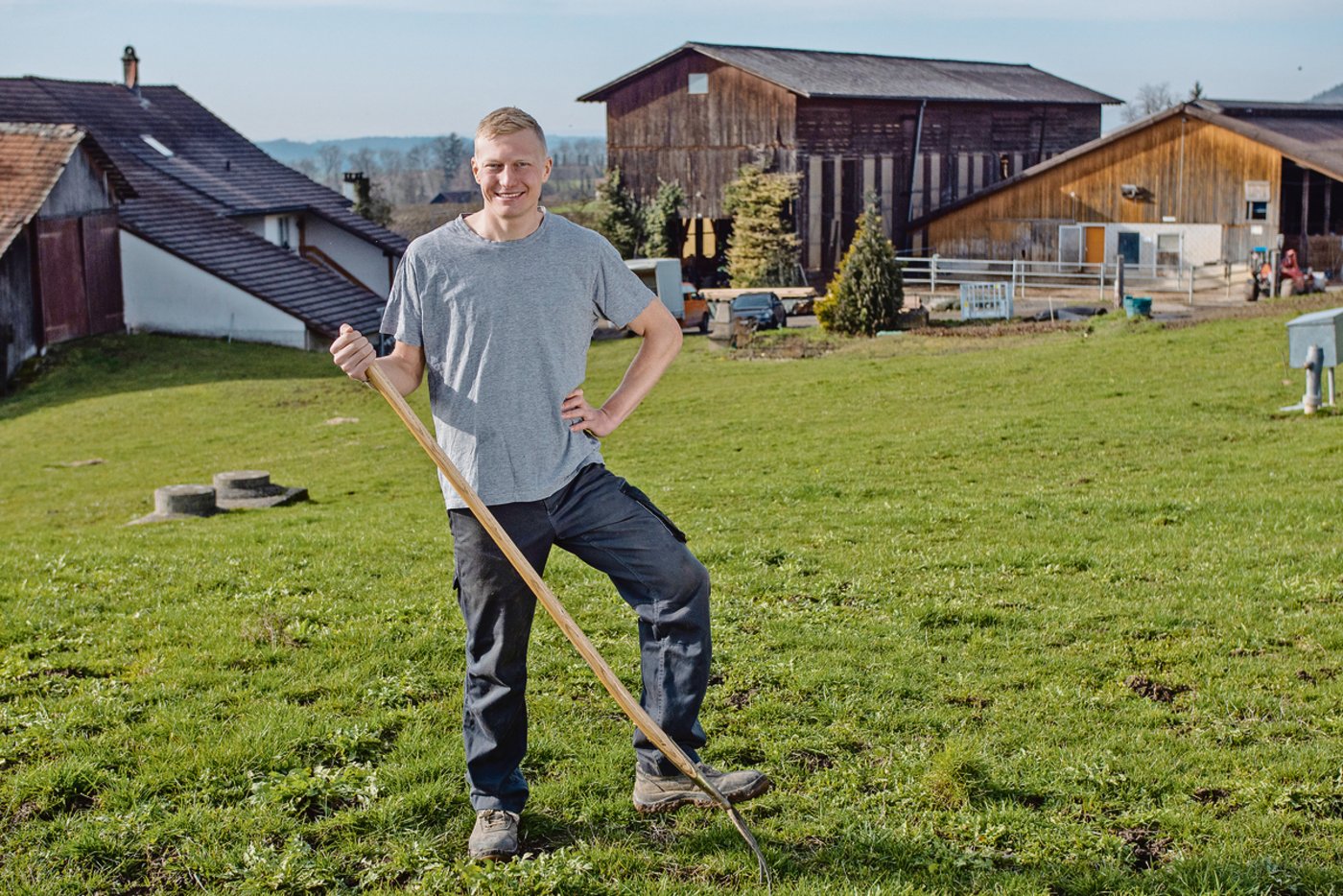 Patrik Wägeli auf seinem Hof in Nussbaumen, den er mit seinem Vater in einer Generationengemeinschaft bewirtschaftet.