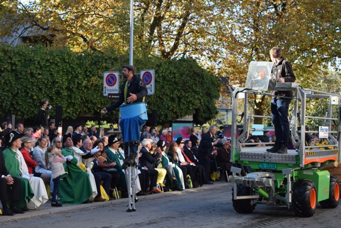 Am Umzug wurden Äpfel verteilt, wie sie früher gepflückt wurden - auf Stelzen.