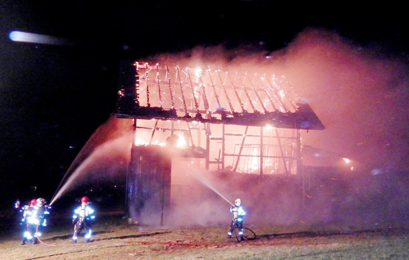 Kurz vor 21 Uhr gingen wegen des Brandes mehrere Meldungen ein. (Bild Kapo TG)