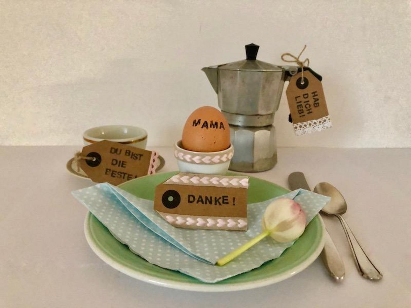 Am Muttertag dem Mami danke sagen, z. B. mit kleine Nachrichten am Frühstückstisch. (Bild Esther Thalmann)