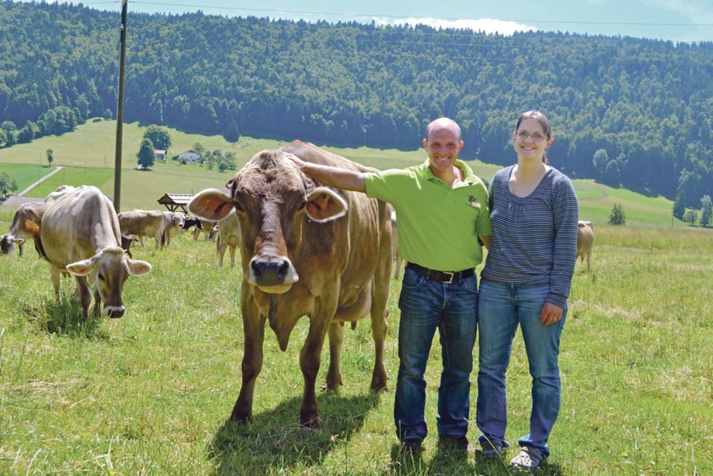 Im Berner Jura, genauer gesagt in Renan, bewirtschaften Cédric und Claudia Schärz zusammen mit ihren Kindern Tom und Leane einen 49-ha grossen Milchwirtschafts- und Braunviehzuchtbetrieb. (Bilder Peter Fankhauser)