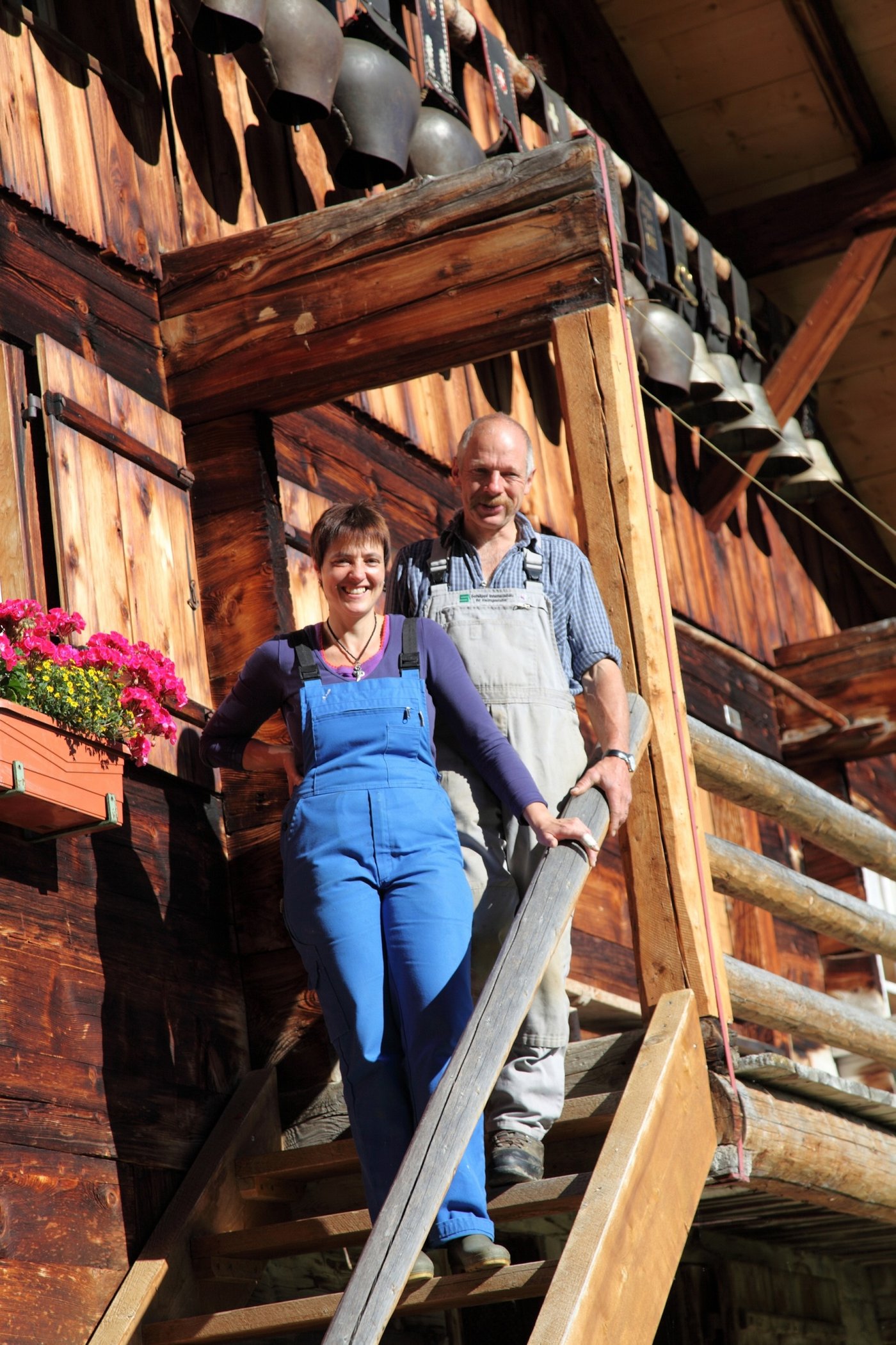 Vreni und Kurt Schletti können auf die Mithilfe ihrer Kinder zählen. (Bild Casalp)