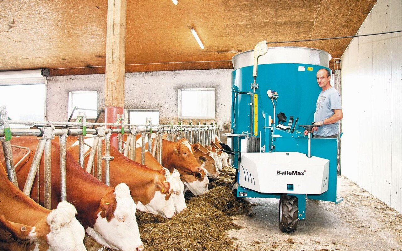 Der selbstfahrende, kabelgebundene Futtermischwagen ist gemäss Ballemax wendig und auch für enge Ställe geeignet. Die Betriebs- und Wartungskosten seien zudem tief. 