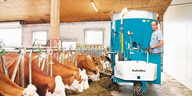 Der selbstfahrende, kabelgebundene Futtermischwagen ist gemäss Ballemax wendig und auch für enge Ställe geeignet. Die Betriebs- und Wartungskosten seien zudem tief. 