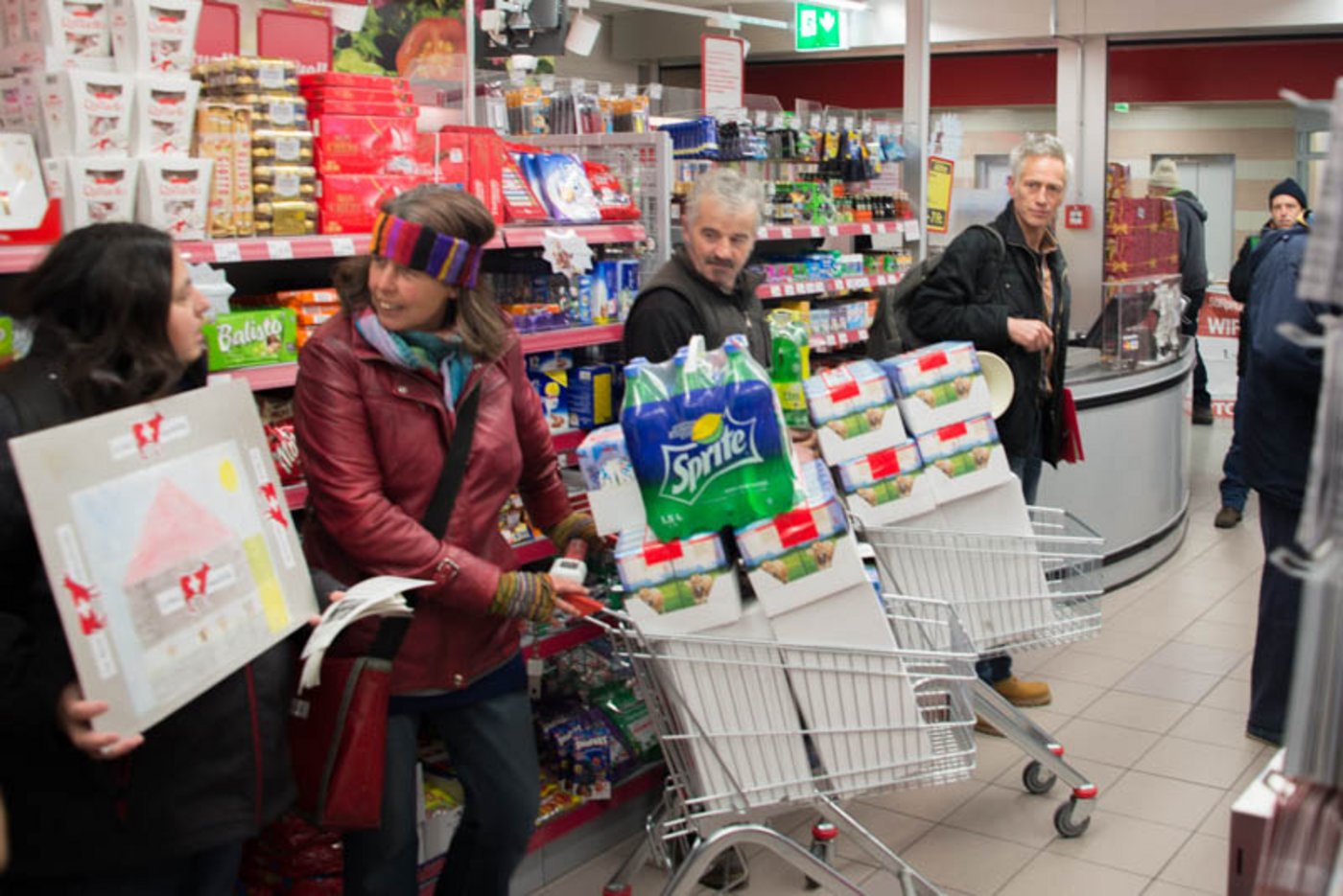 Wenige Augenblicke vor dem letzten Foto: Die Bauern warten an der Kasse darauf, um mit dem Geschäftsführer zu sprechen. Sie werden zwar angehört, aber an den Firmenhauptsitz verwiesen. Die Preise, sie werden nicht in der Denner-Filiale gemacht.
