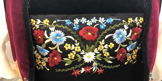Bestickter Seiden-Latz der Zuger Festtagstracht. (Bilder Esther Thalmann)