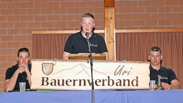 Die junge Führungscr Die junge Führungscrew des Bauernverbands Uri: Geschäftsführer Linus Ettlin, flankiert von den Co-Präsidenten Sergio Poletti und Max Müller (r.).