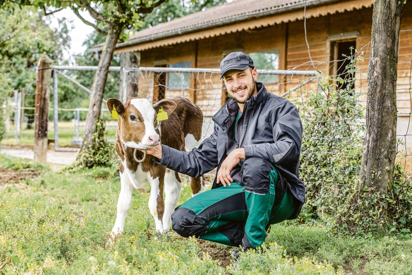 Elias Egli hat im Alltag unter anderem Kontakt zu Kunden. Bei solchen Gelegenheiten möchte er nicht in Gummistiefeln auftreten.