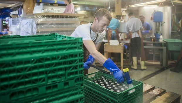 Yves Bütikofer bei der Produktion seiner «Bänz»-Kreationen. (Bild Franziska Rothenbühler)