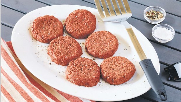 Optisch und geschmacklich zum verwechseln ähnlich: Der vegane Burger für Fleischesser besteht aus Erbsen, Randen, Wasser und Zusatzstoffen. (Bild Beyond Meat)