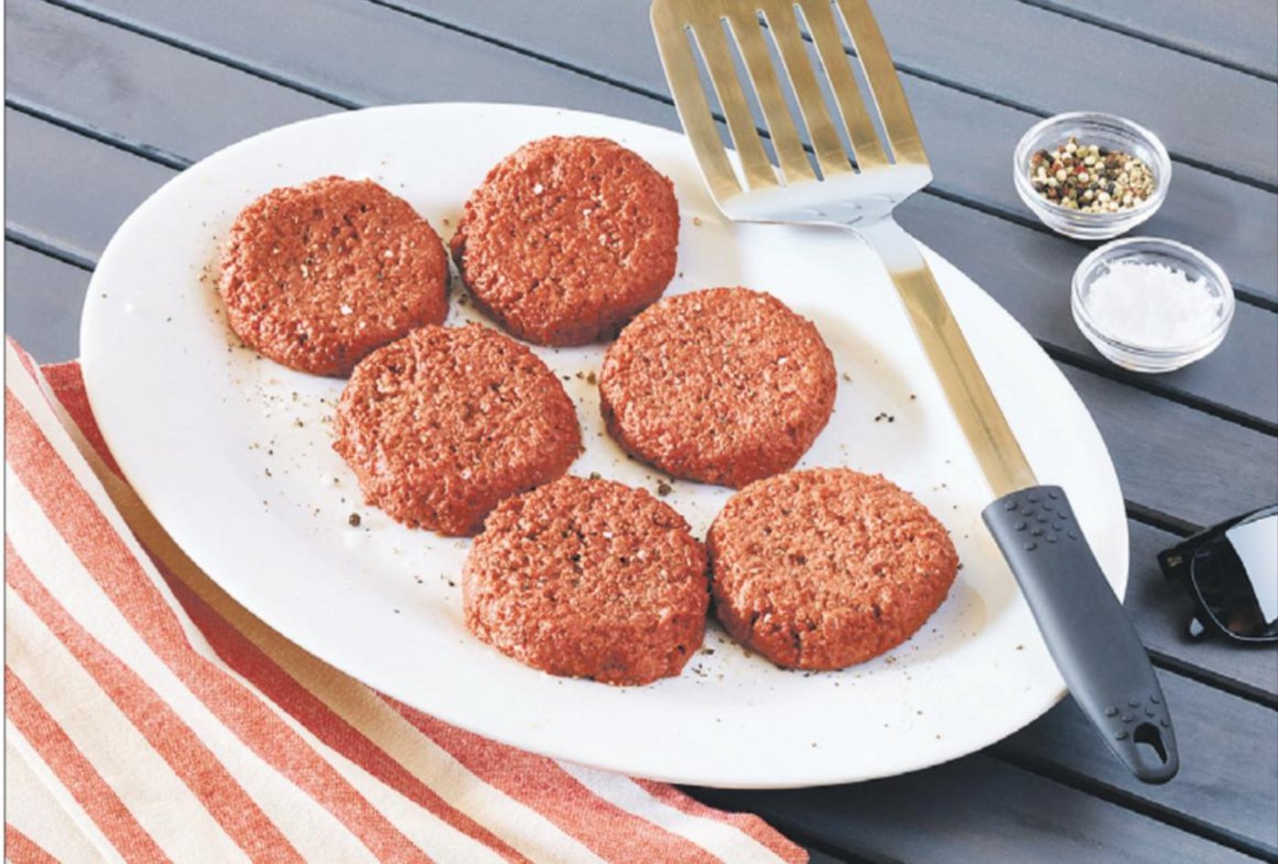 Optisch und geschmacklich zum verwechseln ähnlich: Der vegane Burger für Fleischesser besteht aus Erbsen, Randen, Wasser und Zusatzstoffen. (Bild Beyond Meat)