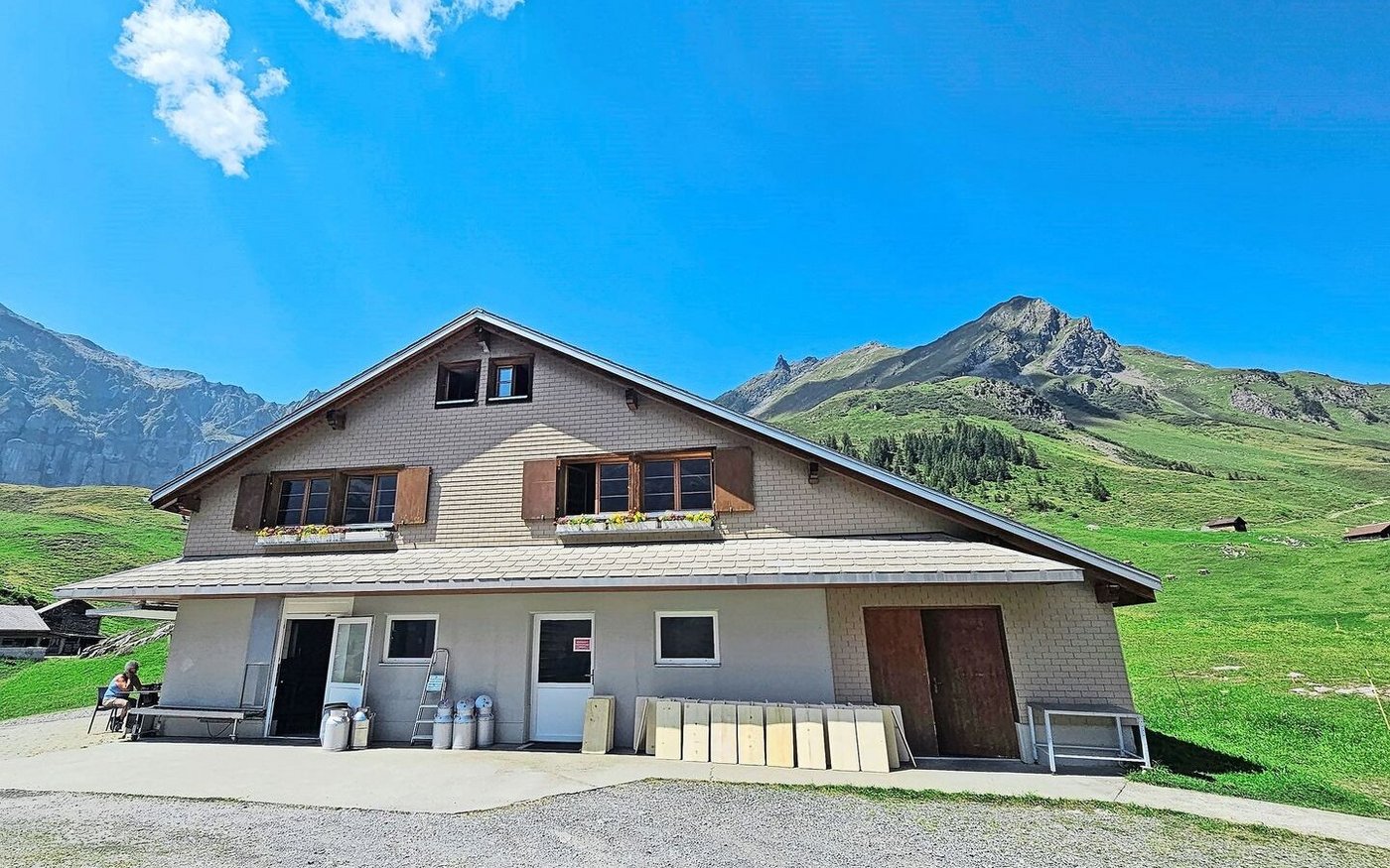 Die Alpkäserei Sittlisalp liegt an einem Wanderweg, viele Produkte können darum direkt vermarktet werden.