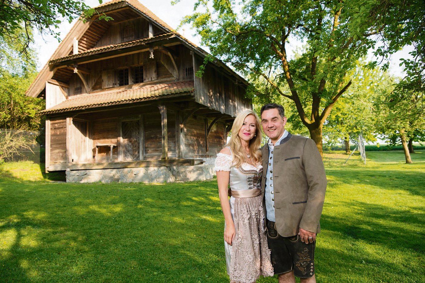 Marlies hat sich bei «Bauer, ledig, sucht ...» in Landwirt Martin Wandeler verliebt. Sie leben seither auf seinem Hof.(Bild zVg)