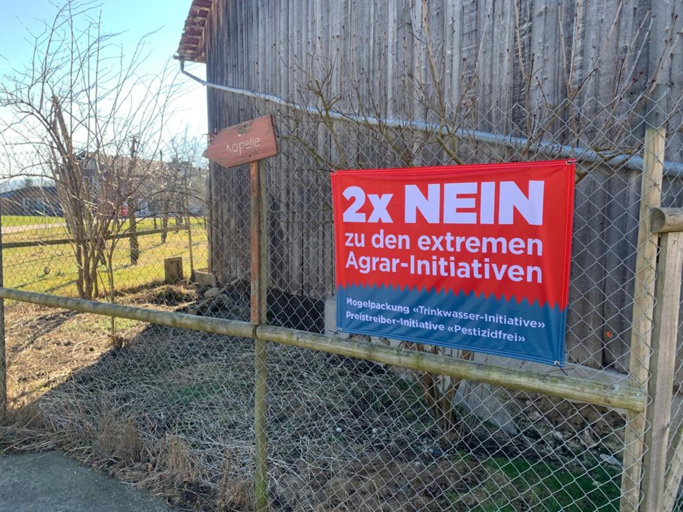 Landauf und landab hängen an Scheunen, Ställen und Zäunen die roten Fahnen, die für ein Nein zu den extremen Pflanzenschutz-Initiativen am 13. Juni 2021 werben. (Bild Fabio Giger)
