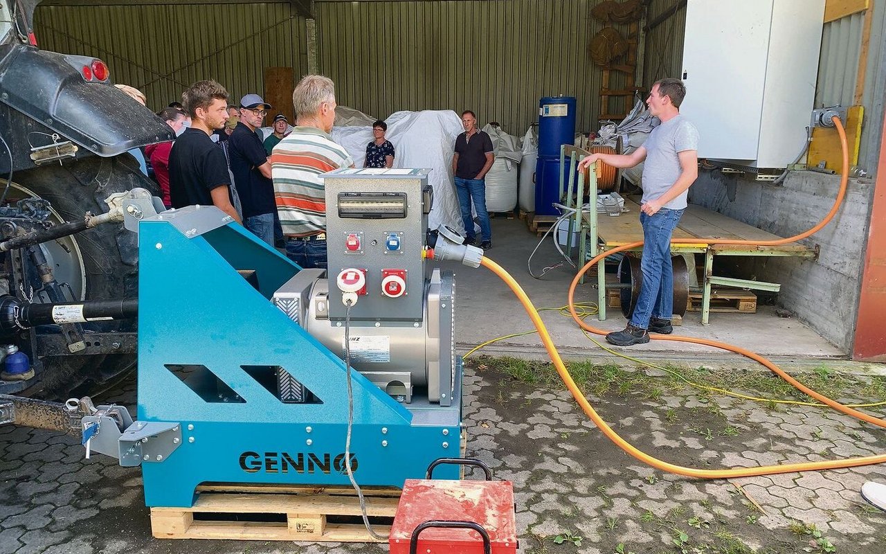 Thomas Feierabend (rechts) erklärt die Funktionsweise des zapfwellenbetriebenen Notstromgenerators, der einen genügend starken Traktor voraussetzt. Rechts der Anschluss an den Elektro-Hauptverteilkasten. 