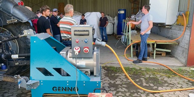 Thomas Feierabend (rechts) erklärt die Funktionsweise des zapfwellenbetriebenen Notstromgenerators, der einen genügend starken Traktor voraussetzt. Rechts der Anschluss an den Elektro-Hauptverteilkasten. 